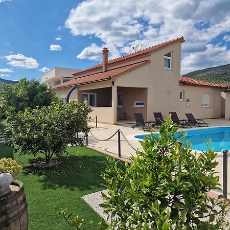 Beautiful Holiday Home "Villa Luka" Kaštel Štafilić Buitenkant foto