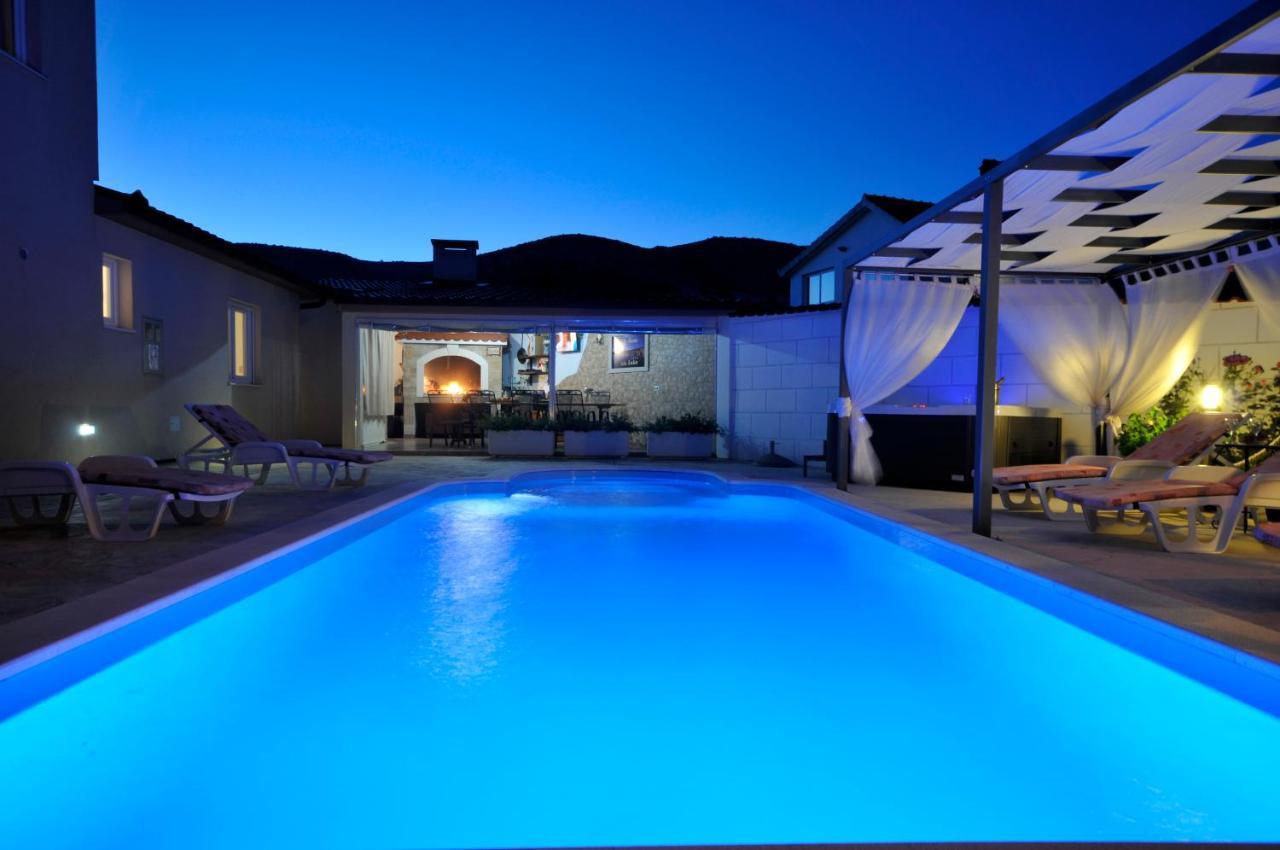 Beautiful Holiday Home "Villa Luka" Kaštel Štafilić Buitenkant foto