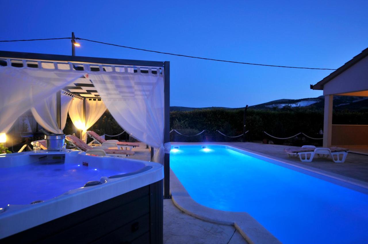 Beautiful Holiday Home "Villa Luka" Kaštel Štafilić Buitenkant foto