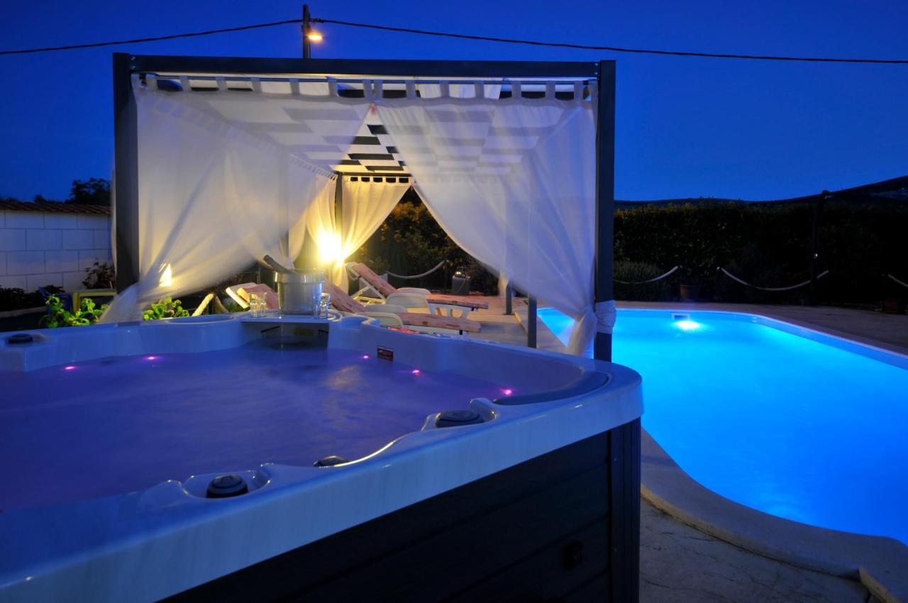 Beautiful Holiday Home "Villa Luka" Kaštel Štafilić Buitenkant foto