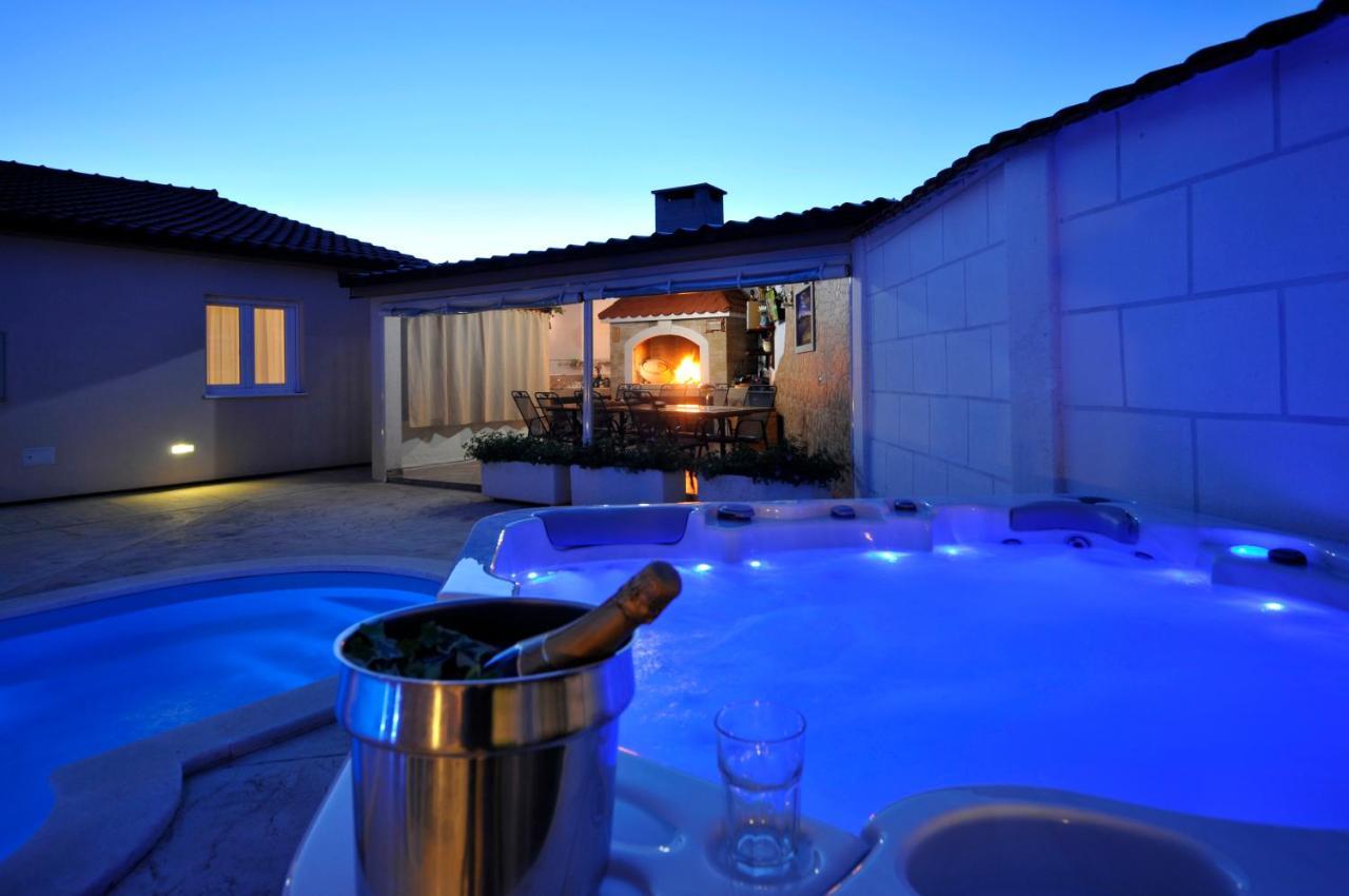 Beautiful Holiday Home "Villa Luka" Kaštel Štafilić Buitenkant foto