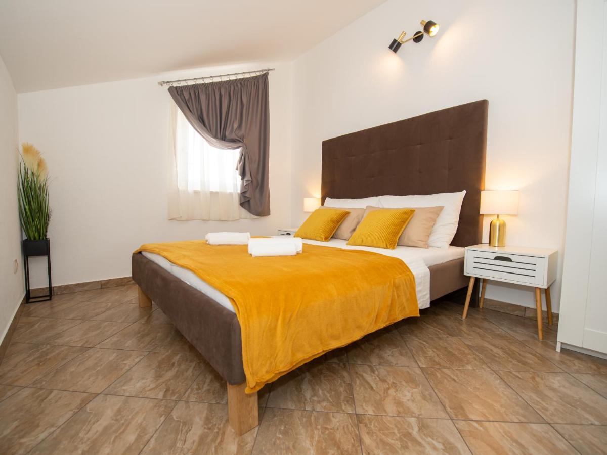 Beautiful Holiday Home "Villa Luka" Kaštel Štafilić Buitenkant foto
