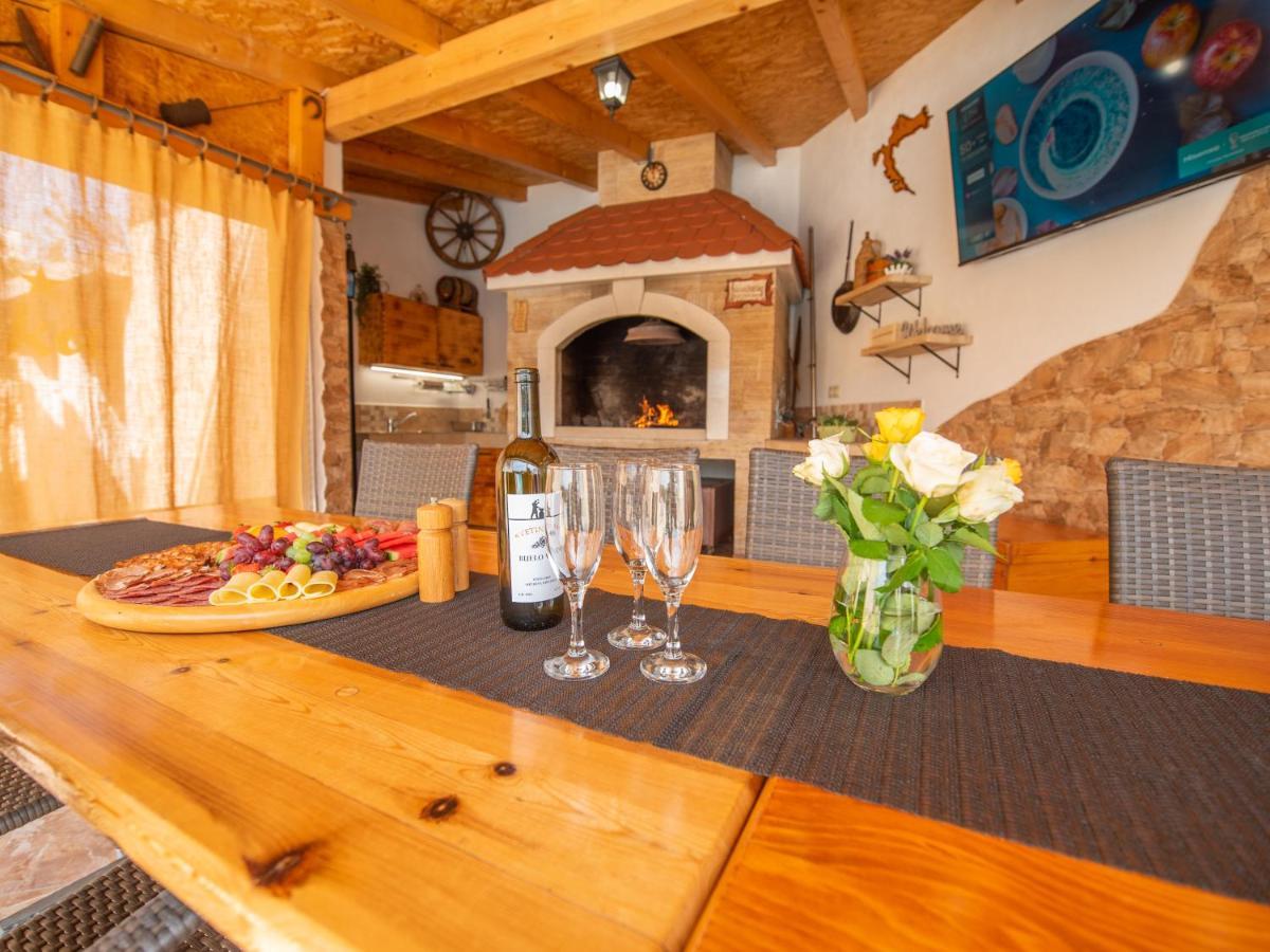 Beautiful Holiday Home "Villa Luka" Kaštel Štafilić Buitenkant foto