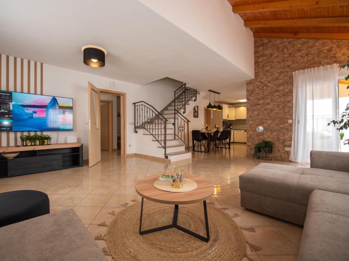 Beautiful Holiday Home "Villa Luka" Kaštel Štafilić Buitenkant foto