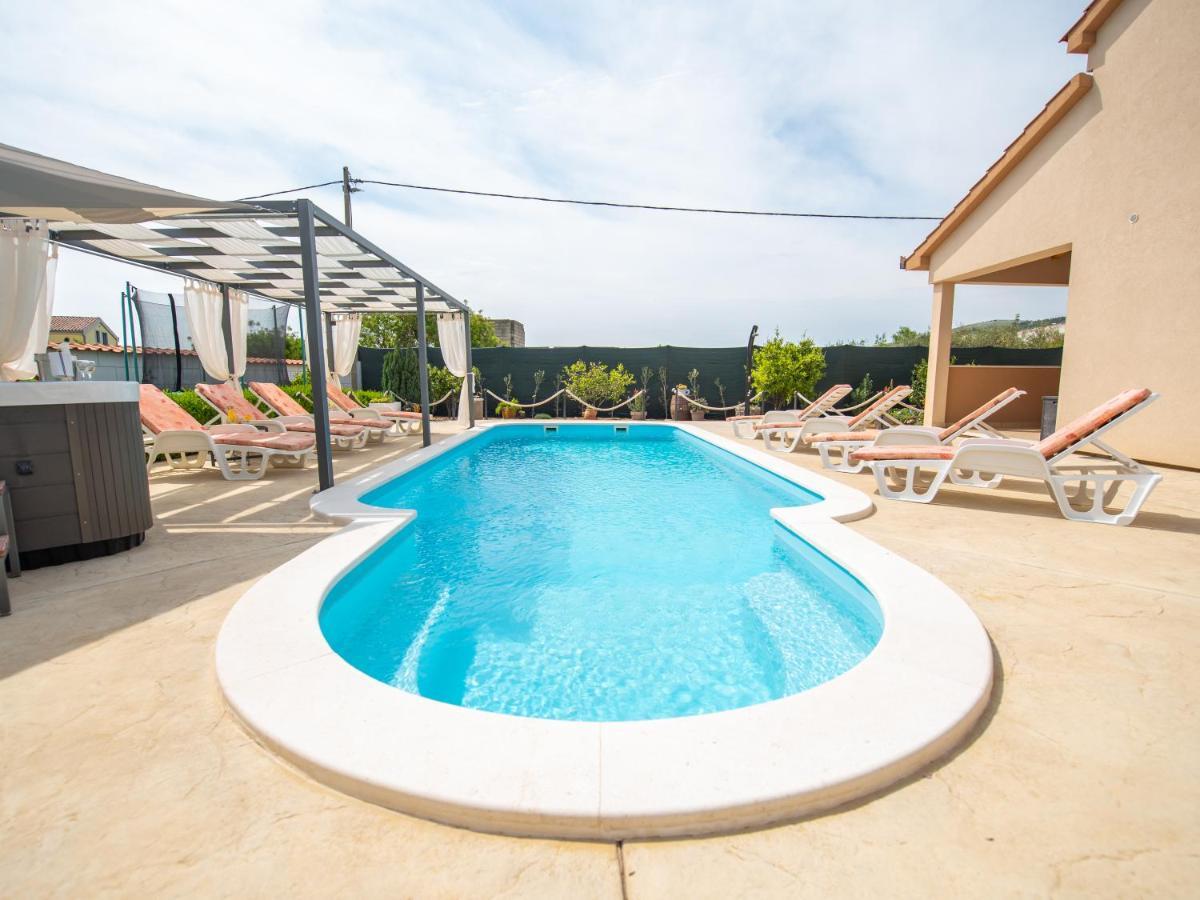 Beautiful Holiday Home "Villa Luka" Kaštel Štafilić Buitenkant foto