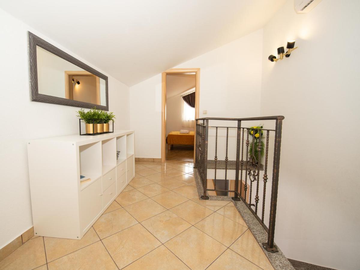 Beautiful Holiday Home "Villa Luka" Kaštel Štafilić Buitenkant foto