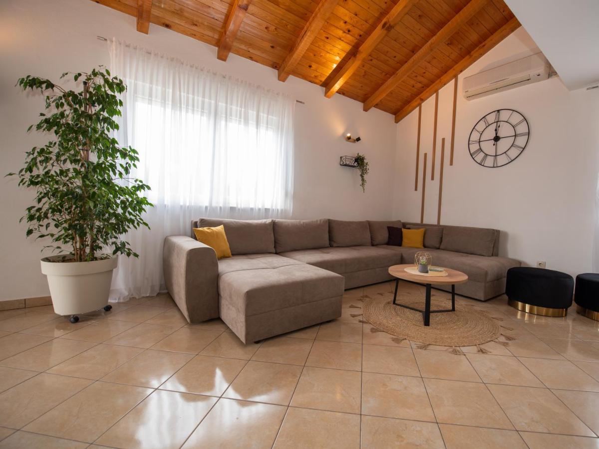 Beautiful Holiday Home "Villa Luka" Kaštel Štafilić Buitenkant foto