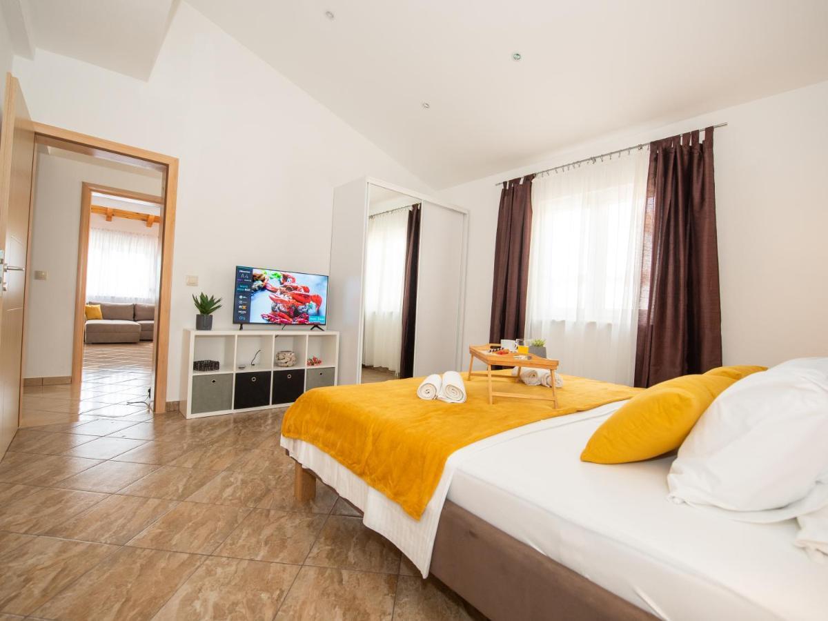 Beautiful Holiday Home "Villa Luka" Kaštel Štafilić Buitenkant foto