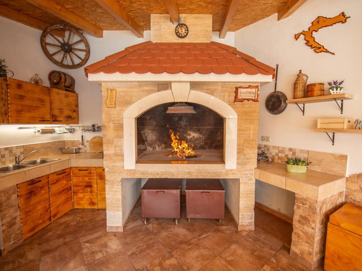 Beautiful Holiday Home "Villa Luka" Kaštel Štafilić Buitenkant foto