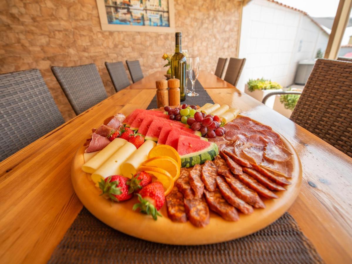 Beautiful Holiday Home "Villa Luka" Kaštel Štafilić Buitenkant foto