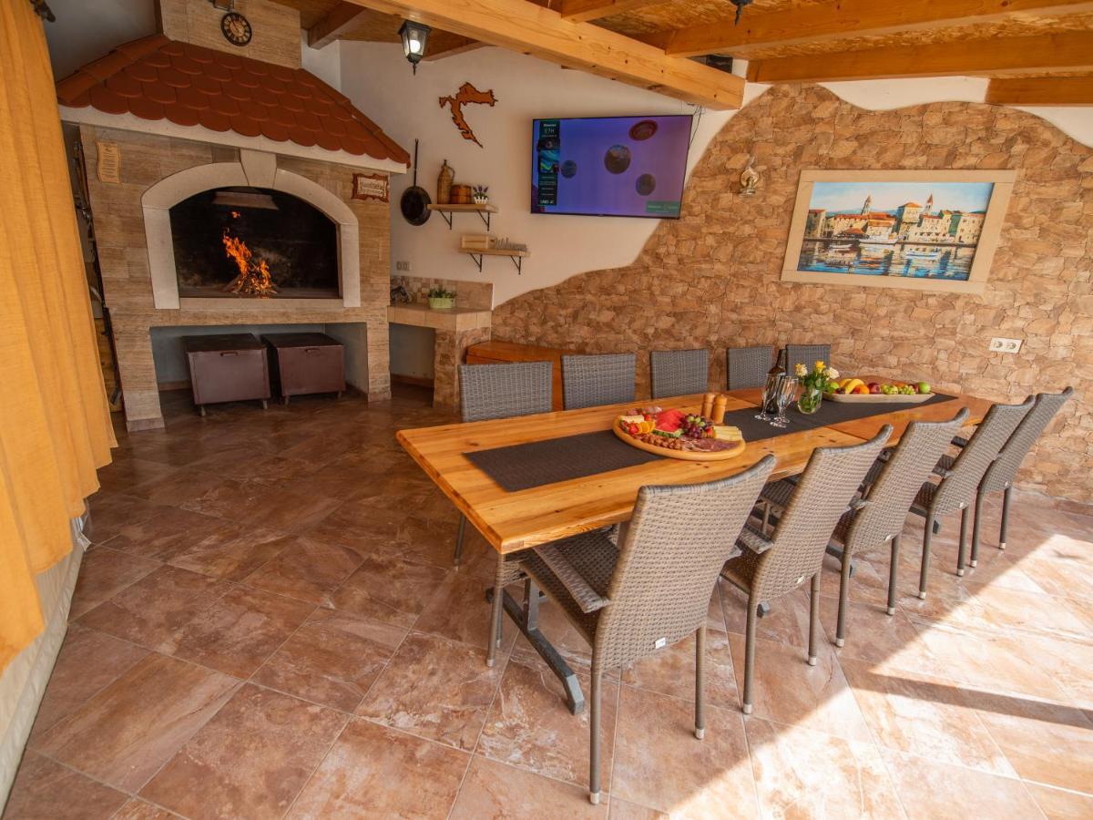 Beautiful Holiday Home "Villa Luka" Kaštel Štafilić Buitenkant foto