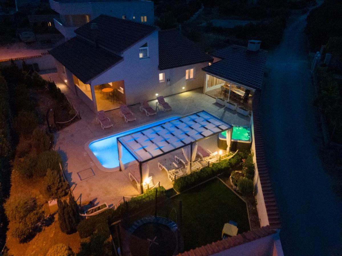 Beautiful Holiday Home "Villa Luka" Kaštel Štafilić Buitenkant foto