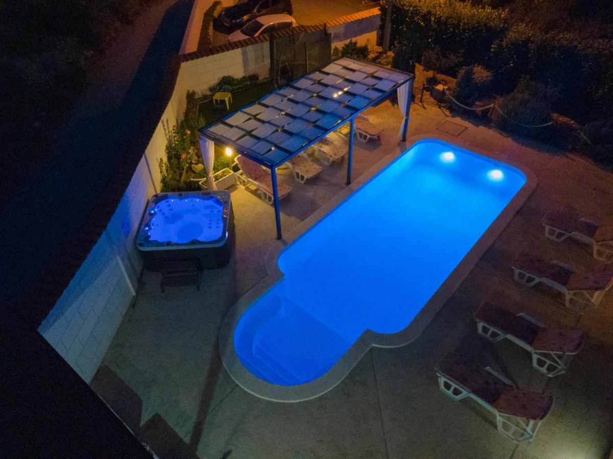 Beautiful Holiday Home "Villa Luka" Kaštel Štafilić Buitenkant foto