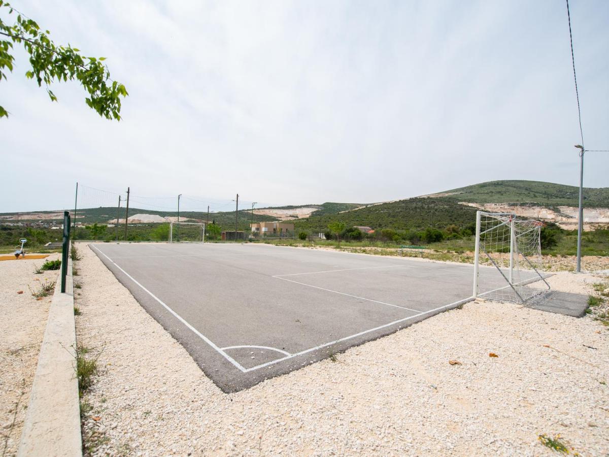 Beautiful Holiday Home "Villa Luka" Kaštel Štafilić Buitenkant foto