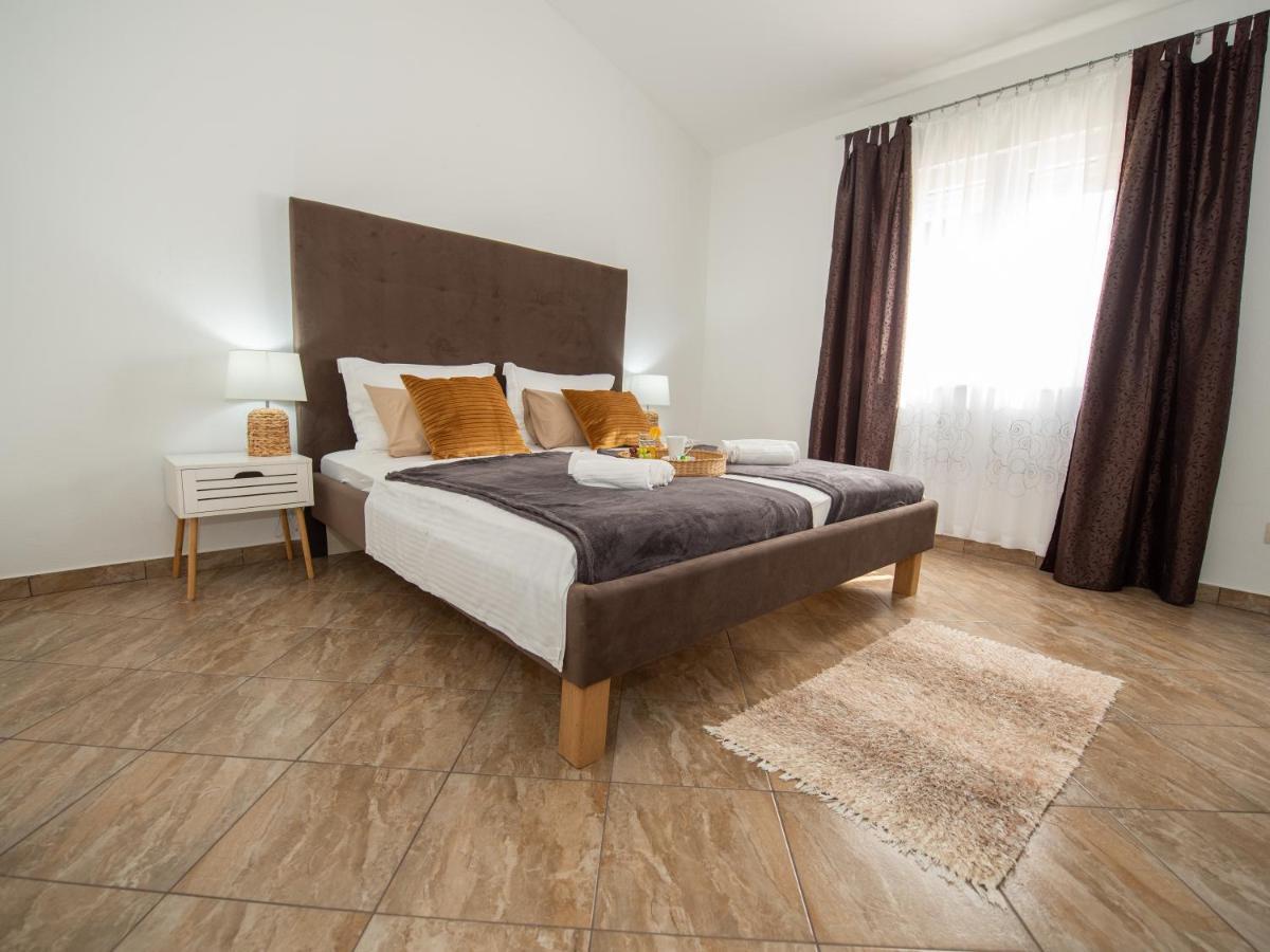 Beautiful Holiday Home "Villa Luka" Kaštel Štafilić Buitenkant foto