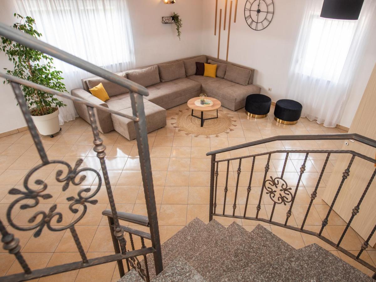 Beautiful Holiday Home "Villa Luka" Kaštel Štafilić Buitenkant foto