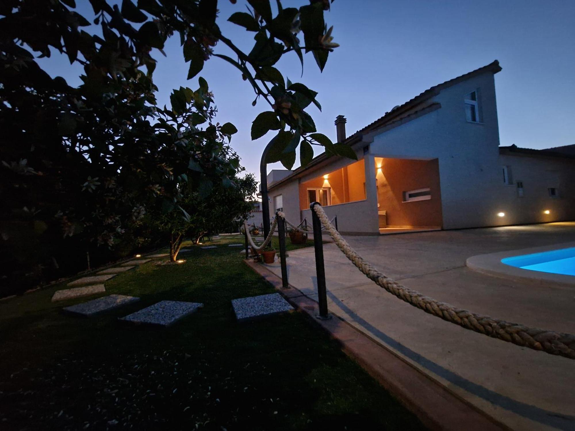 Beautiful Holiday Home "Villa Luka" Kaštel Štafilić Buitenkant foto